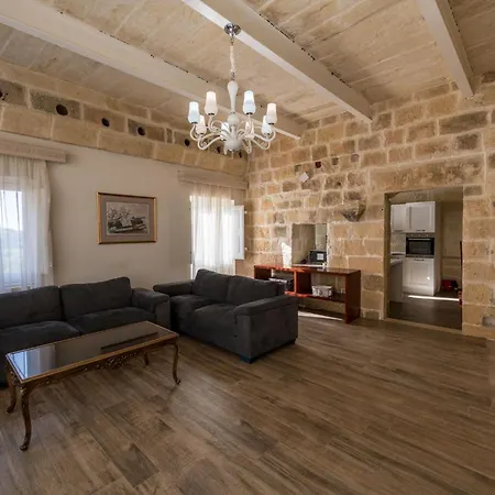 4 Bedroom With Private Pool Għarb