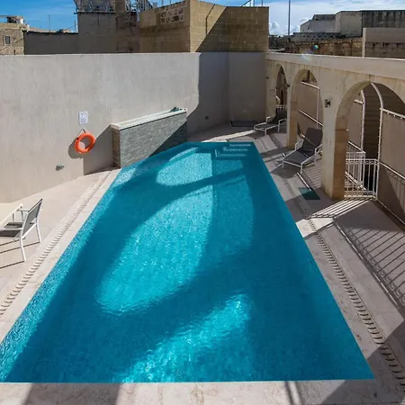 4 Bedroom With Private Pool Għarb