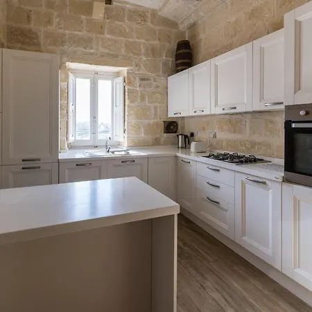 4 Bedroom With Private Pool Għarb