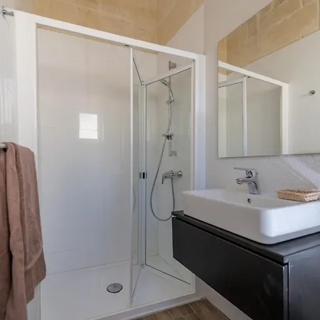 Dom wakacyjny 4 Bedroom With Private Pool *