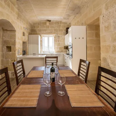 4 Bedroom With Private Pool Għarb