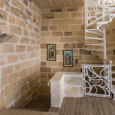 4 Bedroom With Private Pool Għarb
