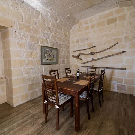 4 Bedroom With Private Pool Għarb