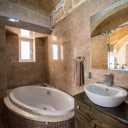 4 Bedroom With Private Pool Għarb