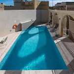4 Bedroom With Private Pool Għarb