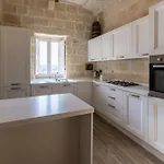 4 Bedroom With Private Pool Għarb