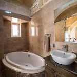 4 Bedroom With Private Pool Għarb