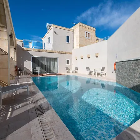 Hébergement de vacances 4 Bedroom With Private Pool *