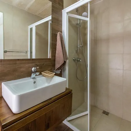 Hébergement de vacances 4 Bedroom With Private Pool Għarb