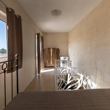 4 Bedroom With Private Pool Għarb