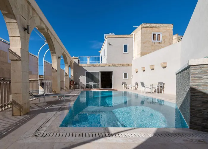 Tatil Evi 4 Bedroom With Private Pool Għarb