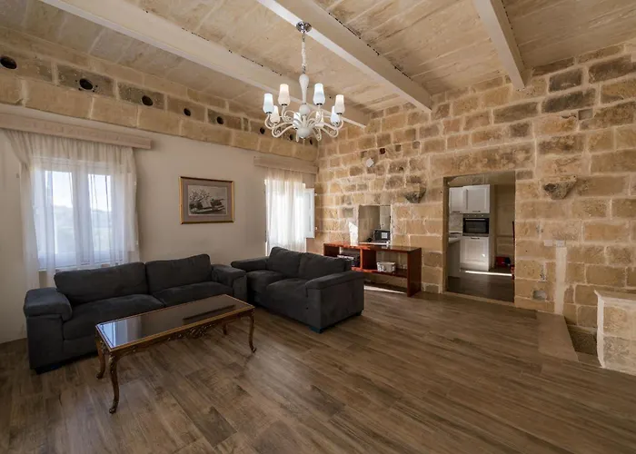 4 Bedroom With Private Pool Għarb