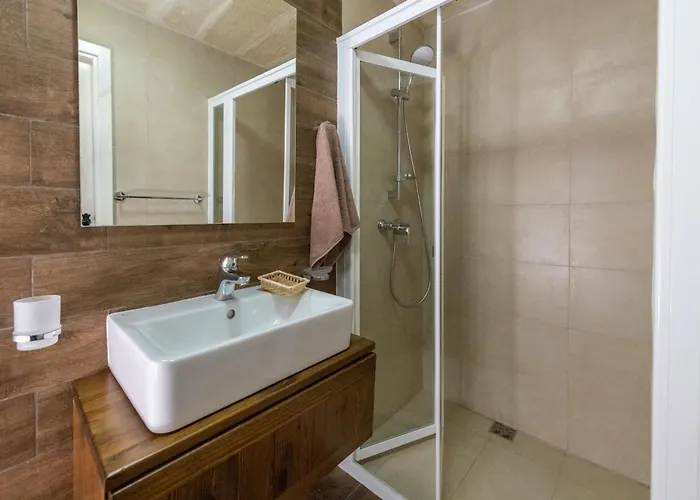 بيت للعطل 4 Bedroom With Private Pool Għarb