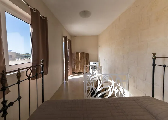 4 Bedroom With Private Pool Għarb