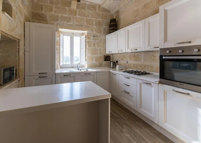 4 Bedroom With Private Pool Għarb