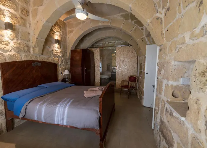 بيت للعطل 4 Bedroom With Private Pool Għarb