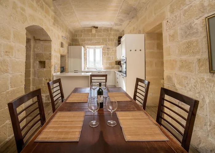 4 Bedroom With Private Pool Għarb