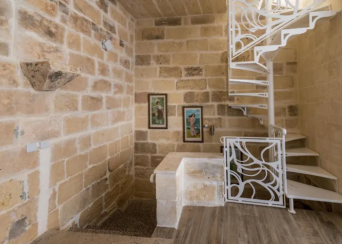 4 Bedroom With Private Pool Għarb