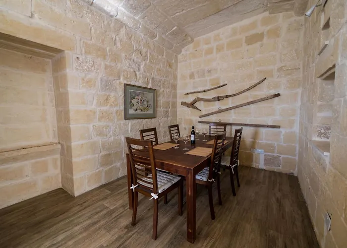 4 Bedroom With Private Pool Għarb