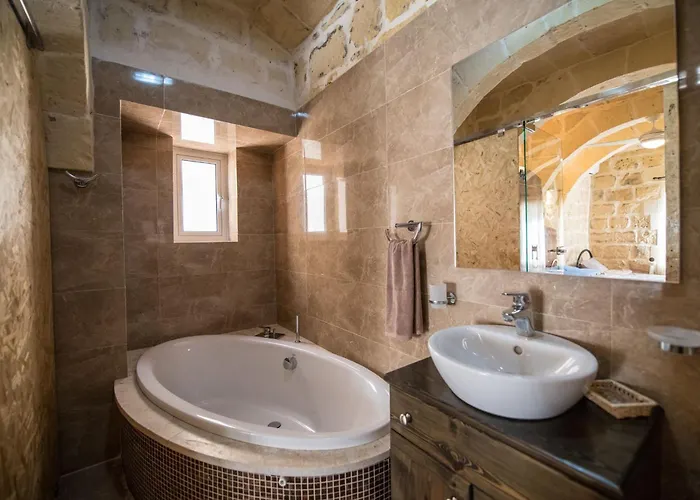 4 Bedroom With Private Pool Għarb