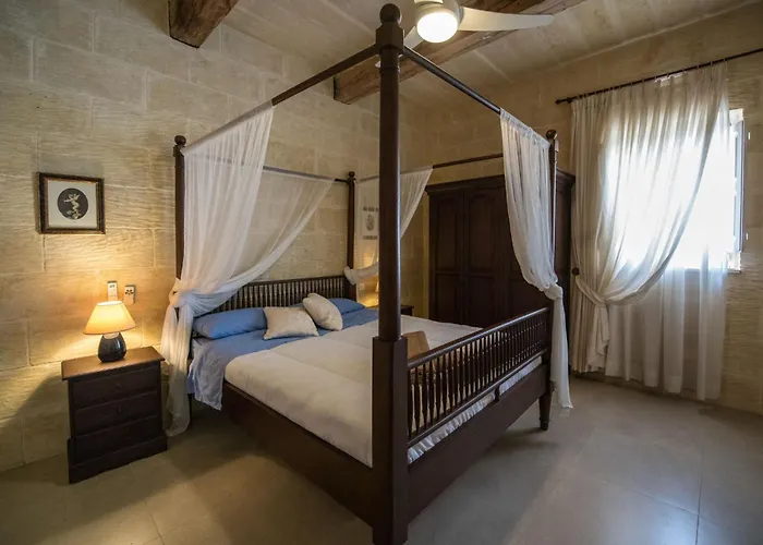 4 Bedroom With Private Pool Għarb